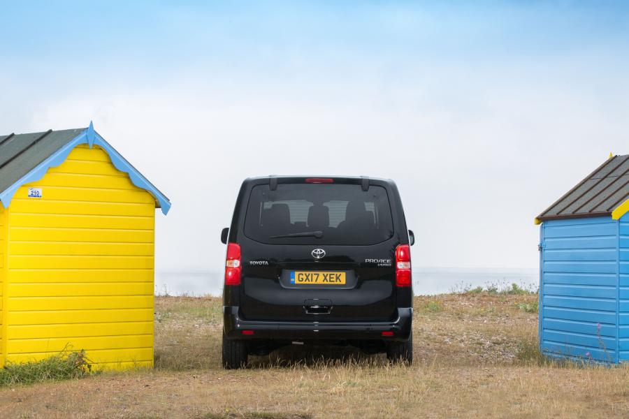  Toyota ProAce Verso Compact 2016 года  (UK) (фото 8 из 24)